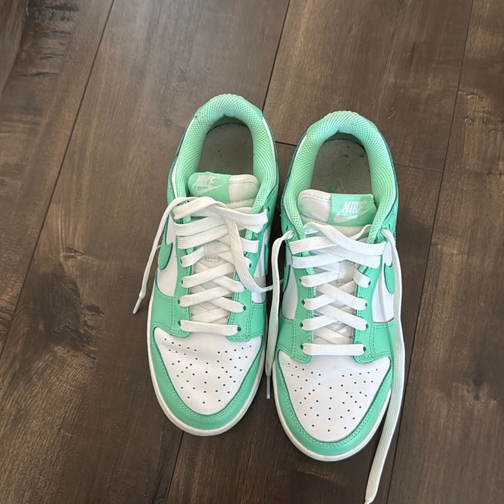 Woman’s Nike dunks